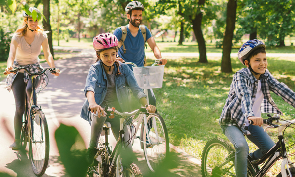 Famille qui se promène en vélo