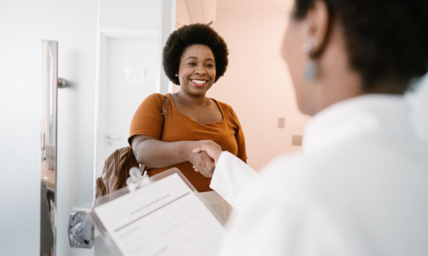 Femme qui donne la main à une professionnelle