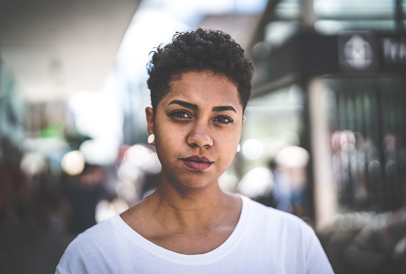 Femme de face