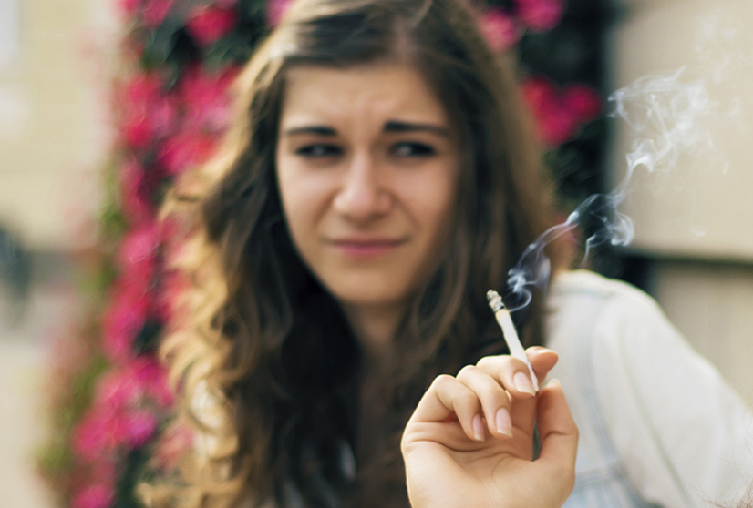 Femme qui fume la cigarette